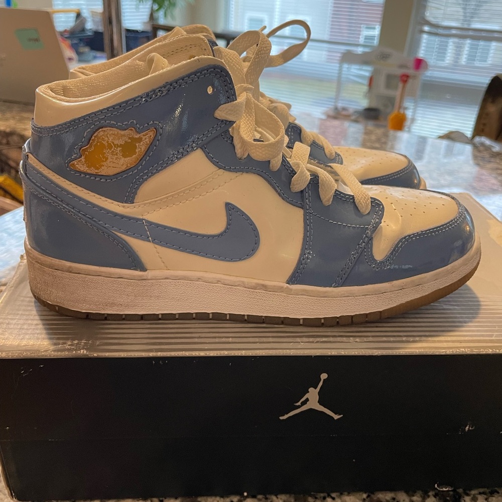 Retro Air Jordan 1s - white & Carolina blue